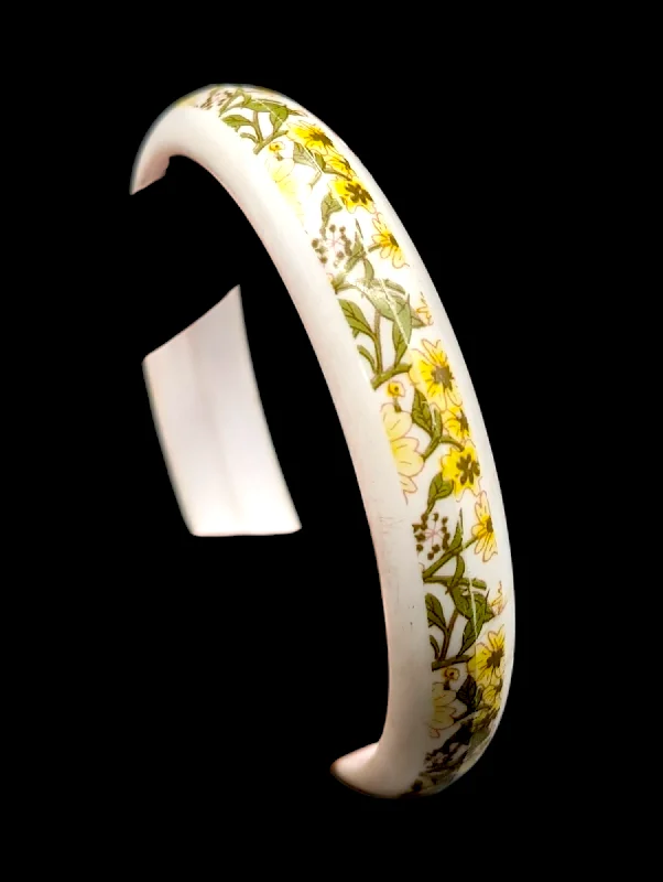 Stream shape bracelets-1960s - 1970s Yellow Flowers On White Celluloid Bangle Bracelet